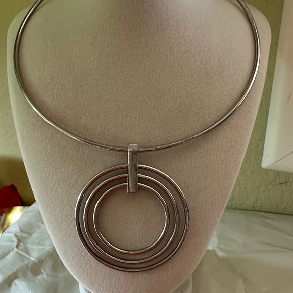 Chic Silver Triple Circle Necklace - Picture 3 of 4